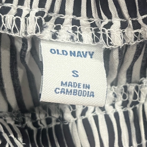 Old Navy ⭐️ Black and White Striped Blouse - Picture 2 of 4